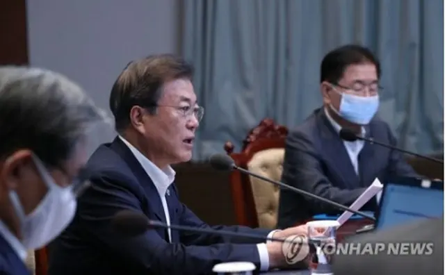 首席秘書官・補佐官会議で発言する文大統領＝29日、ソウル（聯合ニュース）
