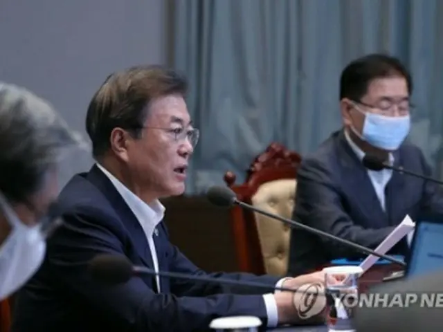 首席秘書官・補佐官会議で発言する文大統領＝29日、ソウル（聯合ニュース）