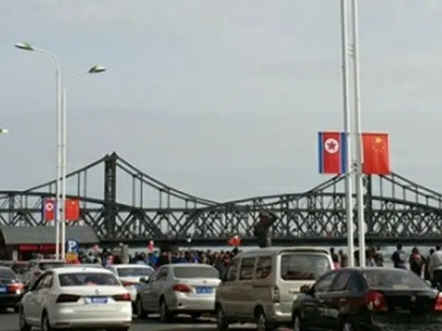 中朝国境を流れる鴨緑江沿いに掲げられた北朝鮮と中国の国旗（資料写真）＝（聯合ニュース）