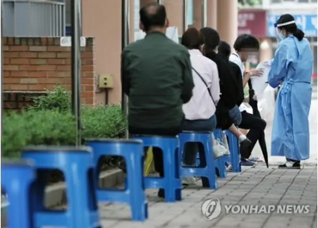 韓国で首都圏の教会と訪問販売会社を中心に新型コロナウイルスの感染者が発生しているなか、ソウル市内の保健所に設けられた専用診療所で市民らが検査の順番待ちをしている＝３０日、ソウル（聯合ニュース）