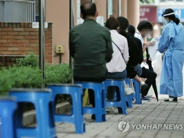 韓国で首都圏の教会と訪問販売会社を中心に新型コロナウイルスの感染者が発生しているなか、ソウル市内の保健所に設けられた専用診療所で市民らが検査の順番待ちをしている＝３０日、ソウル（聯合ニュース）