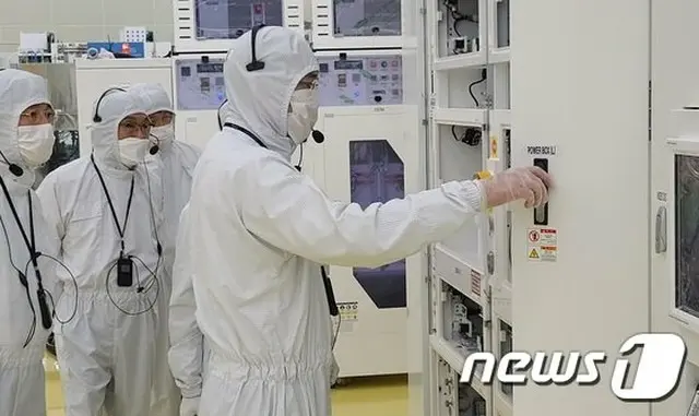 半導体・ディスプレイ製造装備生産工場を訪問したサムスン電子の李在鎔副会長（提供:news1）