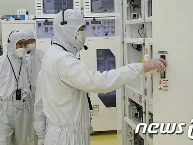 半導体・ディスプレイ製造装備生産工場を訪問したサムスン電子の李在鎔副会長（提供:news1）