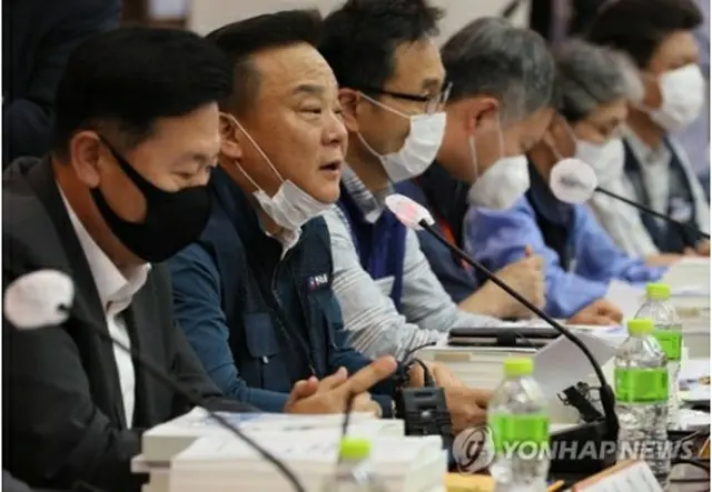 全体会議で発言する労働者側の委員（左から２人目）＝１日、ソウル（聯合ニュース）