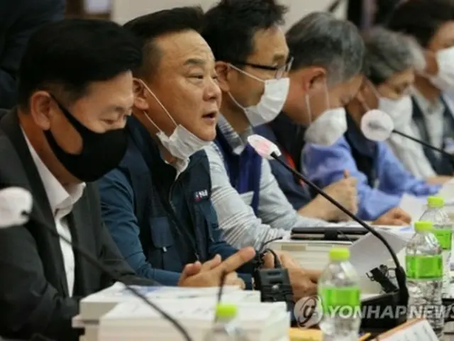 全体会議で発言する労働者側の委員（左から２人目）＝１日、ソウル（聯合ニュース）