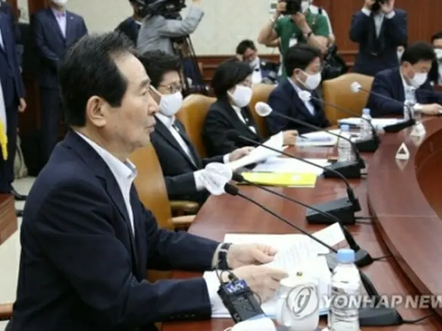政府ソウル庁舎で開かれた国政懸案点検調整会議で発言する丁首相＝2日、ソウル（聯合ニュース）