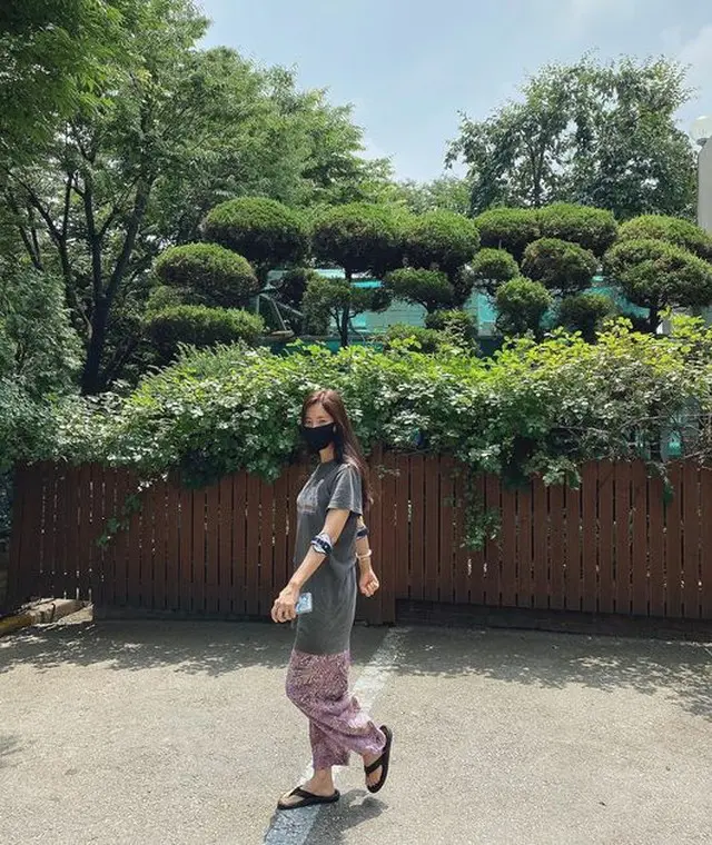 女優ハン・チェアが“冷蔵庫ズボン”姿で外出（提供:OSEN）