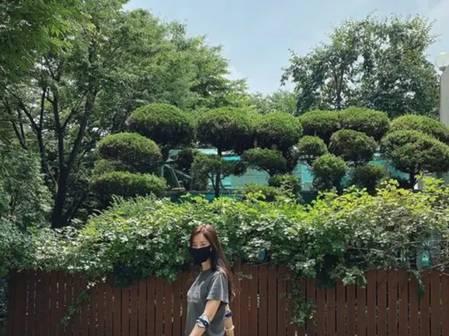 女優ハン・チェアが“冷蔵庫ズボン”姿で外出(提供:OSEN)