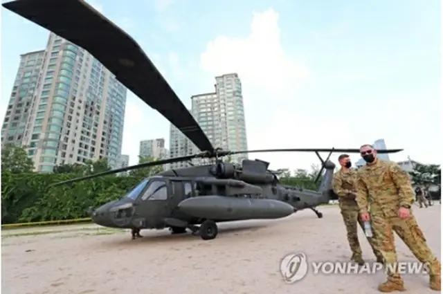 漢江公園に緊急着陸した米軍ヘリ＝2日、ソウル（聯合ニュース）