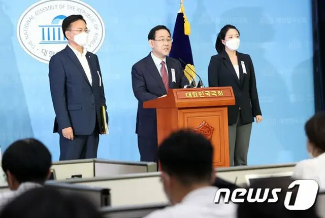未来統合党のチュ・ホヨン院内代表が2日午後、国会でチュ・ミエ法務部長官の解任要求関連の記者会見を行っている（提供:news1）