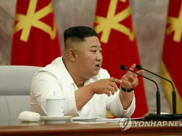 政治局拡大会議で発言する金正恩氏（朝鮮労働党機関紙「労働新聞」のホームページより）＝（聯合ニュース）≪転載・転用禁止≫