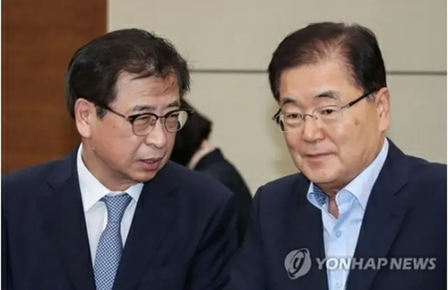 徐薫（ソ・フン）国家情報院長（左）と鄭義溶（チョン・ウィヨン）国家安保室長（資料写真）＝（聯合ニュース）