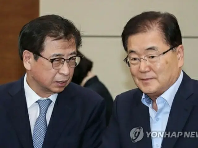 徐薫（ソ・フン）国家情報院長（左）と鄭義溶（チョン・ウィヨン）国家安保室長（資料写真）＝（聯合ニュース）