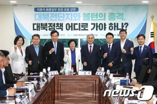 韓国与党“共に民主党”李洛淵 議員をはじめとして朝鮮半島の南北分断以降、初めての南北合意文である南北共同声明48周年を目前にした今日（3日）、韓国与党勢力はムン・ジェイン（文在寅）大統領が主張している“4次米朝首脳会談成立”にのろしを上げた。これは、朝鮮半島の緊張関係を解く唯一の方法は、ドナルド・トランプ米国大統領とキム・ジョンウン（金正恩）国務委員長が直接会う道しかないという理由からであ