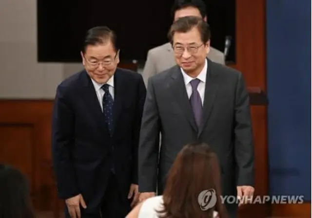 青瓦台で記者団にあいさつする徐氏（右）＝3日、ソウル（聯合ニュース）