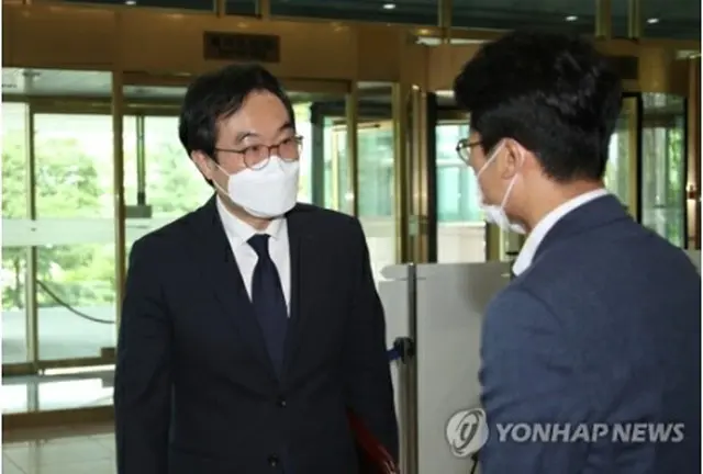 外交部に入る李氏＝３日、ソウル（聯合ニュース）