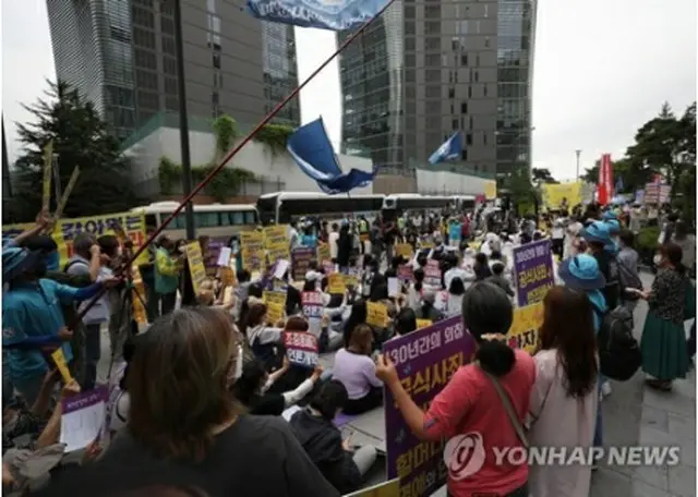 水曜日だった１日、「平和の少女像」の周りで、慰安婦問題の解決を求める定例の集会が開かれている（資料写真）＝（聯合ニュース）