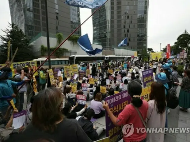 水曜日だった１日、「平和の少女像」の周りで、慰安婦問題の解決を求める定例の集会が開かれている（資料写真）＝（聯合ニュース）
