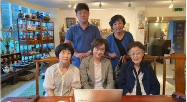 李容洙さん（前列右）とイ・ナヨン理事長（前列中央・正義連提供）＝（聯合ニュース）≪転載・転用禁止≫