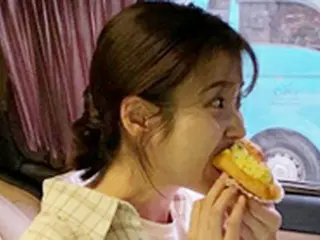 IU、「OH MY GIRL」からの“おやつカー”の差し入れに愛嬌たっぷりの認証ショットで感謝を伝える