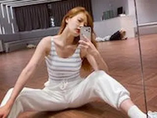 歌手ヒョナ、恋人イドンの前で挑発的なポーズ...くらくらする鎖骨ライン