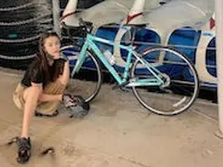 女優チョン・ユミ、最終的にまくり上げたパンツ「輝く脚線美」