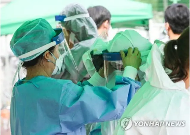 ウイルス検査の準備をする医療従事者（資料写真）=（聯合ニュース）