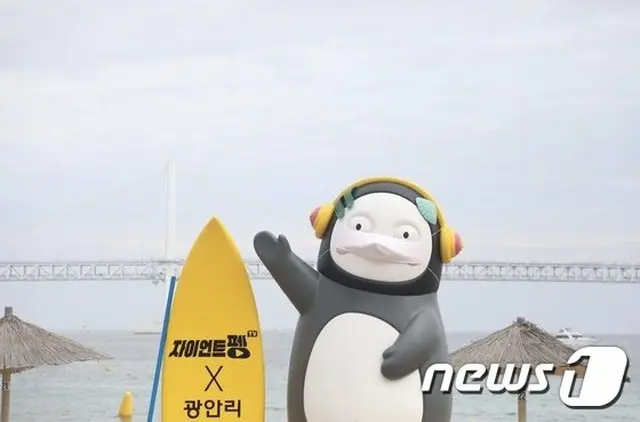 韓国釜山の海水浴場で人気キャラクターがマスクをしている状態で、利用施設でのマスク着用を促している（提供:news1）
