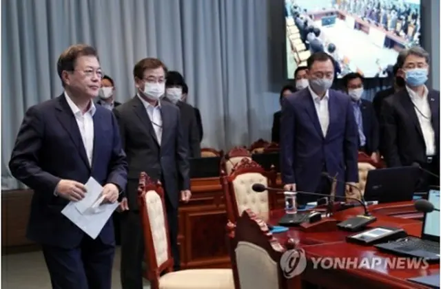 首席秘書官・補佐官会議に出席する文大統領（左端）＝６日、ソウル（聯合ニュース）