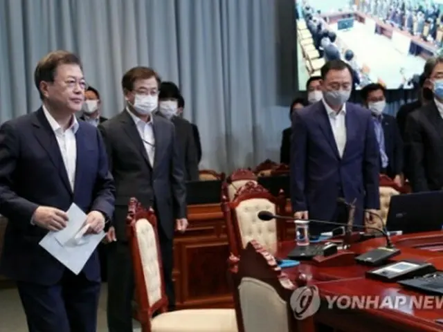 首席秘書官・補佐官会議に出席する文大統領（左端）＝６日、ソウル（聯合ニュース）