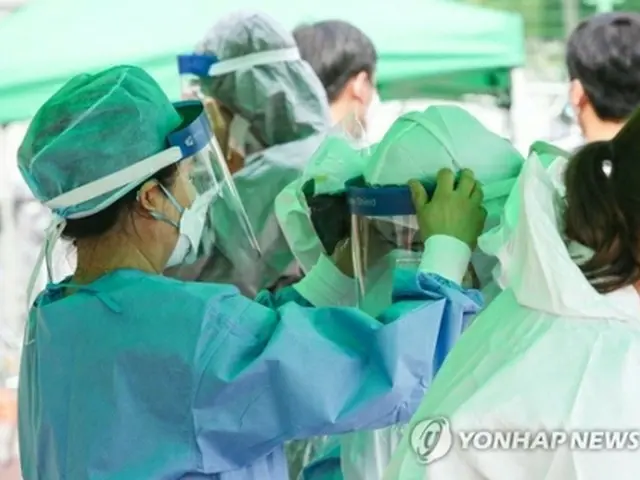 ウイルス検査の準備をする医療従事者（資料写真）=（聯合ニュース）