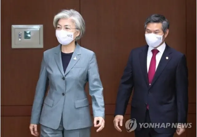 準備企画団発足式に出席した康京和外交部長官（左）と鄭景斗国防部長官＝６日、ソウル（聯合ニュース）