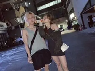 ヒョナ＆DAWN、カップルスニーカーで深夜デート…“画報のよう”