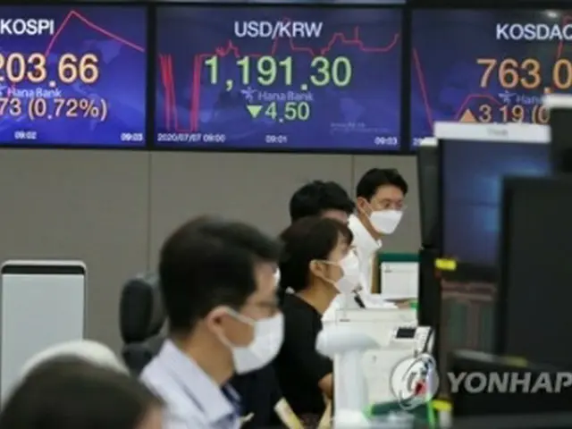 ハナ銀行本店のディーリングルーム＝７日、ソウル（聯合ニュース）
