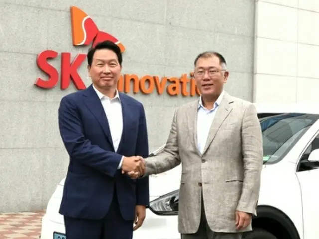 ＳＫイノベーションのバッテリー工場で握手を交わす鄭義宣氏（右）と崔泰源氏（ＳＫ・現代自動車提供）＝（聯合ニュース）≪転載・転用禁止≫