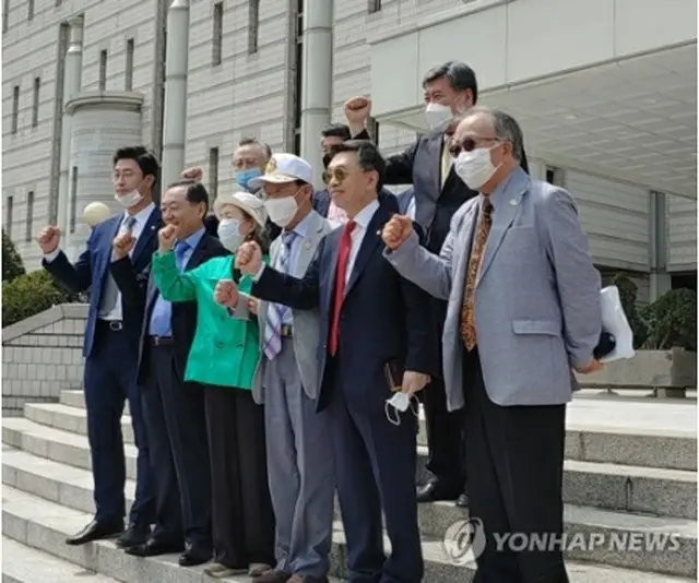 判決後、喜ぶ原告（前列右端から３人目）ら＝７日、ソウル（聯合ニュース）