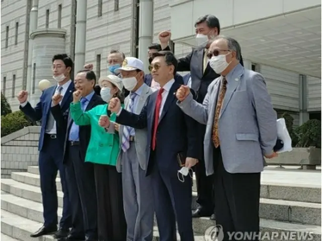 判決後、喜ぶ原告（前列右端から３人目）ら＝７日、ソウル（聯合ニュース）