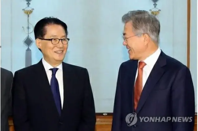 文大統領（右）と国情院長に内定した朴智元氏（資料写真）＝（聯合ニュース）