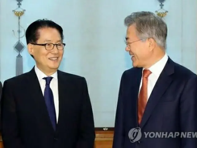 文大統領（右）と国情院長に内定した朴智元氏（資料写真）＝（聯合ニュース）