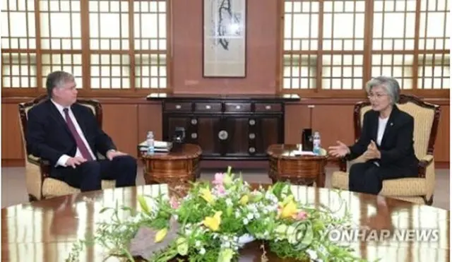 康氏（右）と面会するビーガン氏（写真共同取材団）＝８日、ソウル（聯合ニュース）