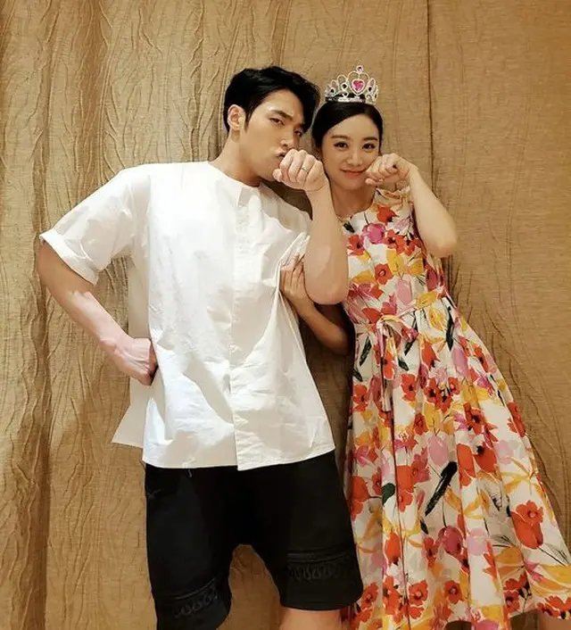 ヘリム（元Wonder Girls）＆シン・ミンチョル夫婦、結婚生活3日目の写真を公開=“王冠をつけたお姫様”（提供:OSEN）