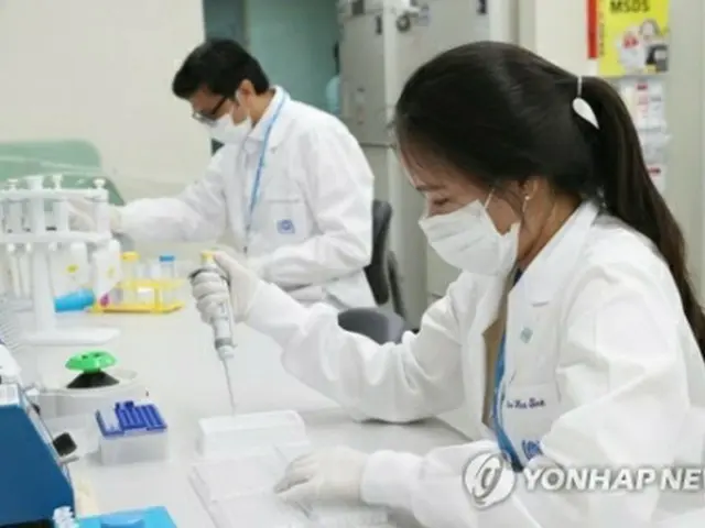 ソウルの国際ワクチン研究所（ＩＶＩ）でワクチン開発に関する実験を行う研究員（資料写真）＝（聯合ニュース）