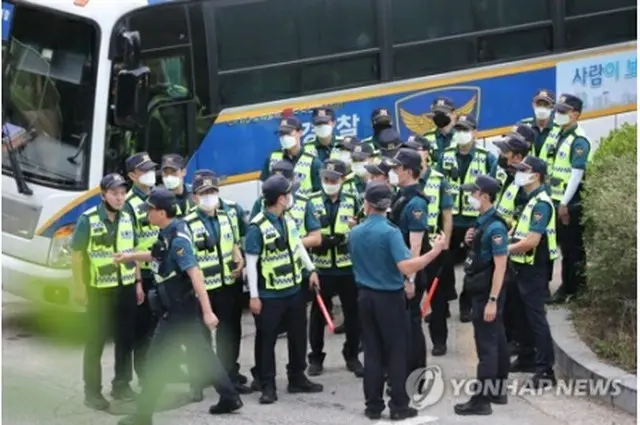 朴市長の捜索にあたる警察＝９日、ソウル（聯合ニュース）