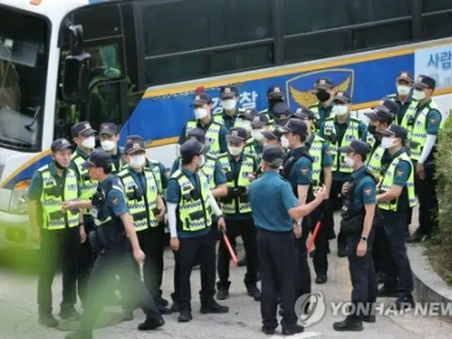 朴市長の捜索にあたる警察＝９日、ソウル（聯合ニュース）
