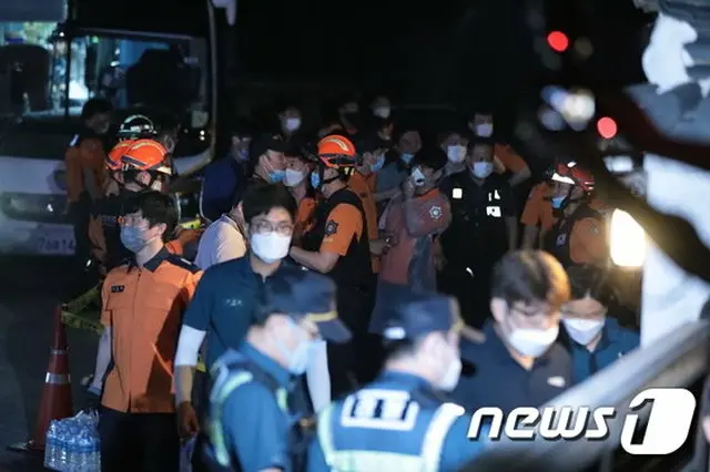 失踪中であった朴元淳ソウル市長を捜査中の警察と消防隊員たちの様子（提供:news1）