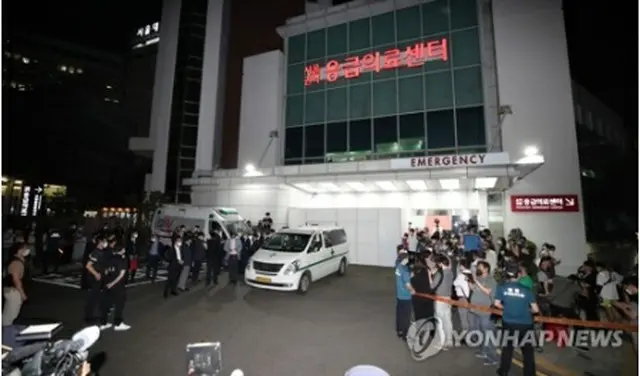 朴市長の遺体を乗せてソウル大学病院の救急医療センターに到着した救急車=１０日、ソウル（聯合ニュース）
