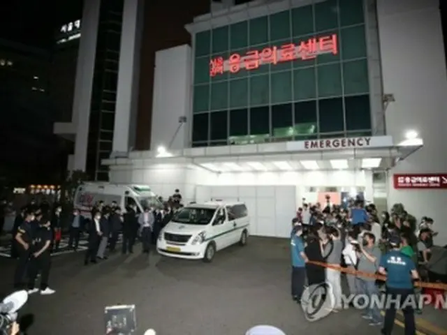 朴市長の遺体を乗せてソウル大学病院の救急医療センターに到着した救急車=１０日、ソウル（聯合ニュース）