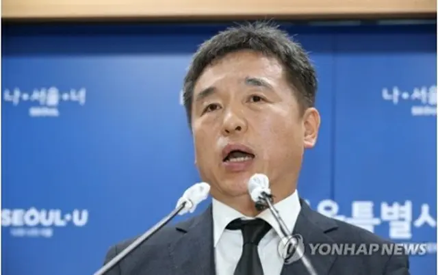 会見する徐正協・市長権限代行=10日、ソウル（聯合ニュース）