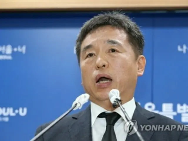会見する徐正協・市長権限代行=10日、ソウル（聯合ニュース）