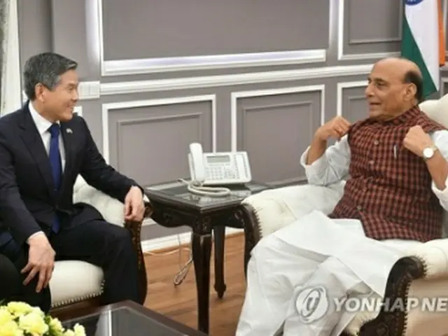 ２月にインドで会談した鄭景斗氏（左）とシン氏＝（聯合ニュース）